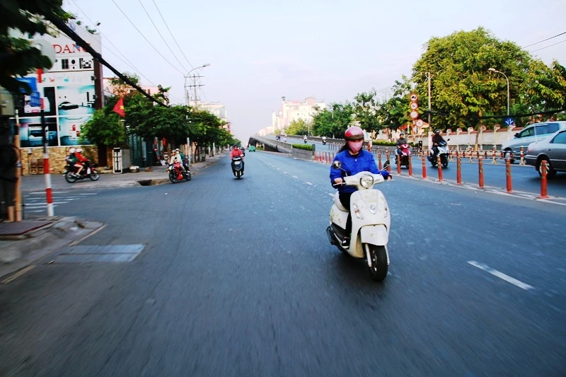 Trời se lạnh, người người súng sính áo khăn ra đường ngày mùng 1 Tết ảnh 6